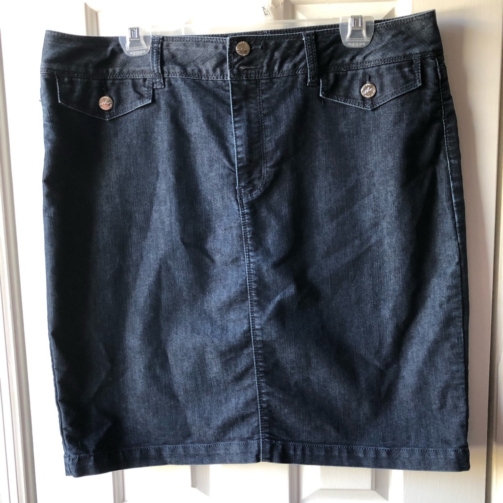 🌿 Dark Wash Denim Skirt from White House Black Market - 14